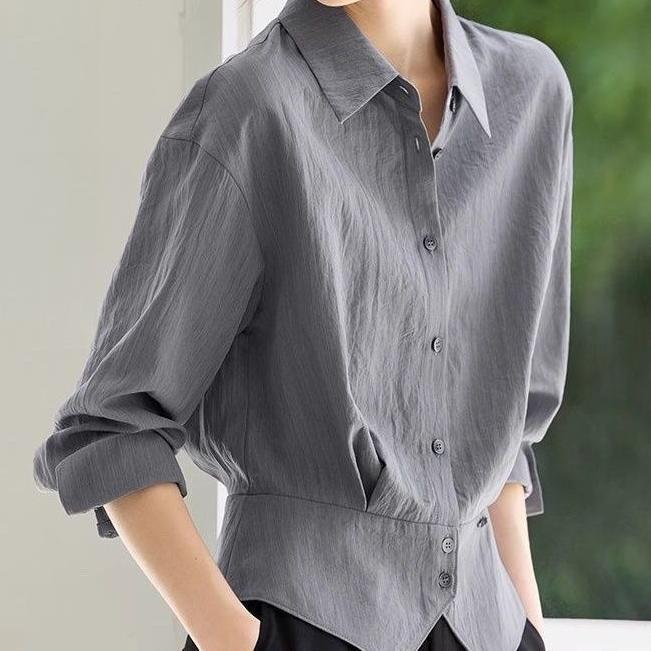 Kvinnes elegant oversized bluse med livbelte Skjora