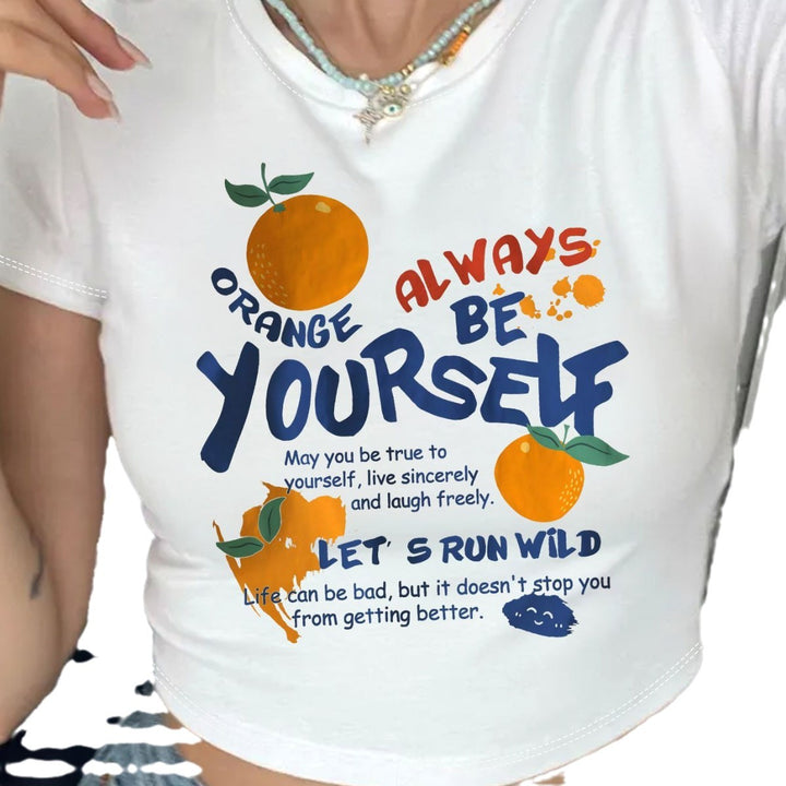 Dame Crop-T-skjorte med inspirerende tekst og gledelig fruktmotiv Skjora
