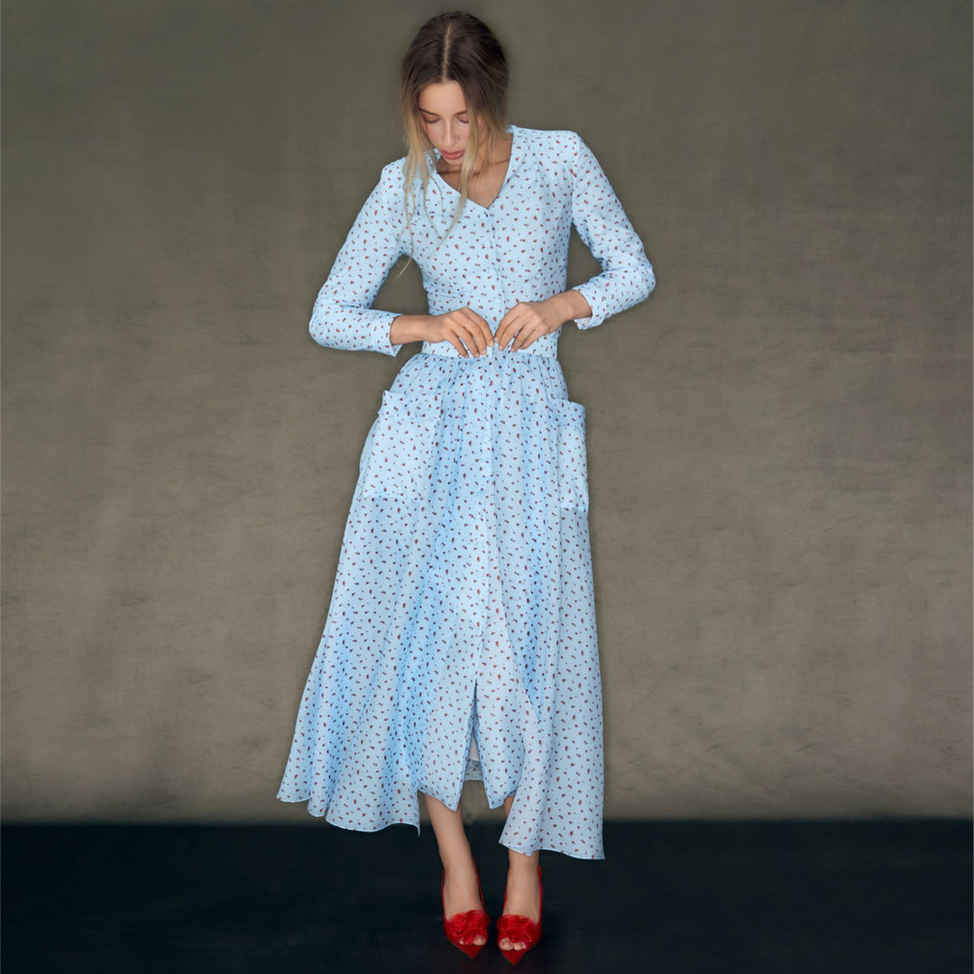 Kvinnens Maxi Silhouette Kjole med Elegante Rynkedetaljer og Knappestolpe Skjora