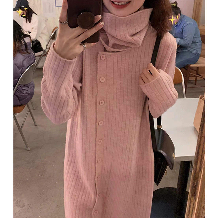 Kvinnesk knitted kjole med høy krage og knappelukking Skjora