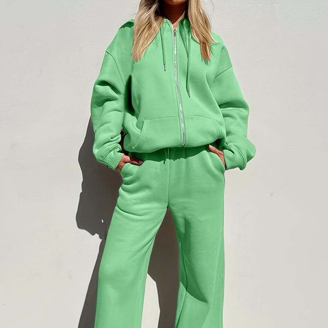 Kvinnenes uformelle fritidssett med moderne oversized hettegenser og løse bukser