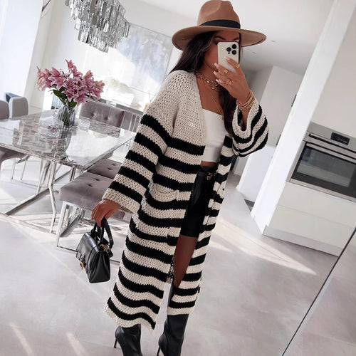 Kvinnes chunky strikket cardigan i en elegant stripeblanding Skjora