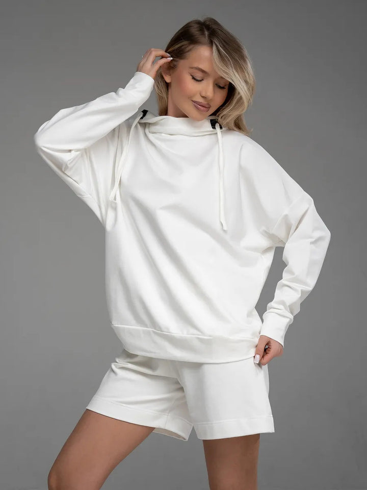 Kvinnens komfortable og stilige hettegenser med avslappet kengurulomme og shorts sett Skjora
