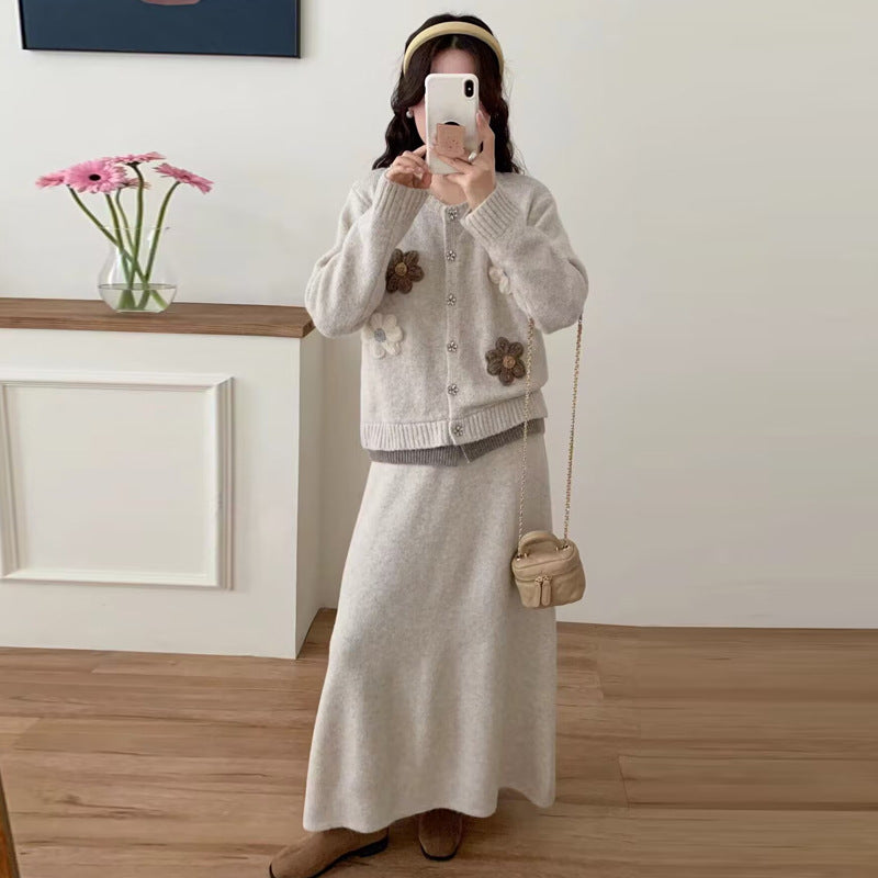 Dame cardigan med blomsterapplikasjoner og maxiskjørt Skjora