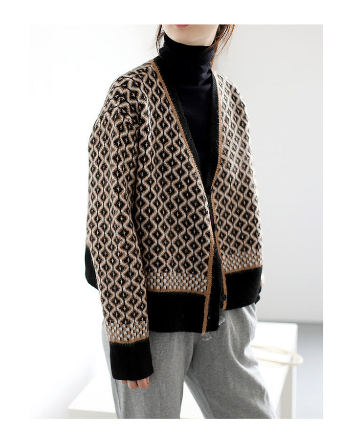 Kvinnens chunky strikket cardigan med moderne geometriske mønstre og knappefunksjon Skjora