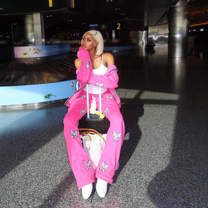 Dame casual treningsdrakt med karakteristiske motiver og løs passform Skjora