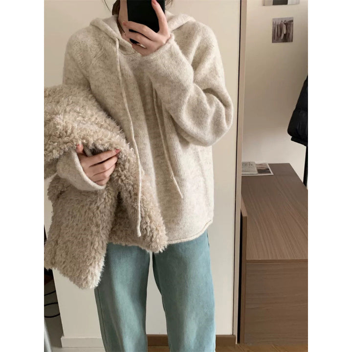 Dame koselig hettegenser laget av mykt fleece-materiale med kengurulomme Skjora