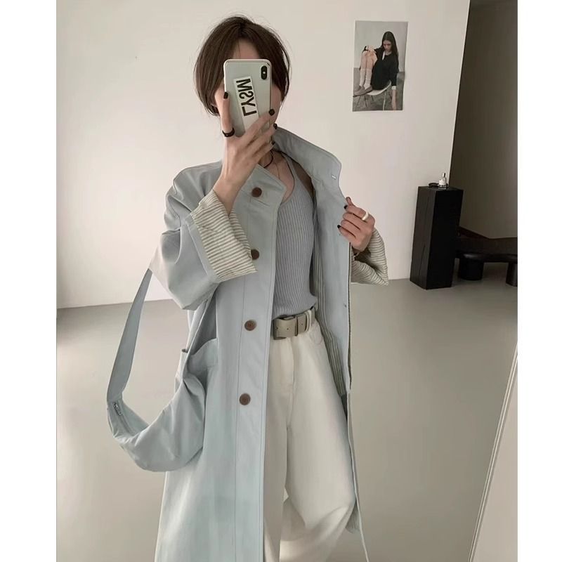Kvinnens elegante trenchcoat med knappdetaljer og oversized snitt Skjora