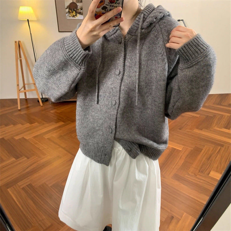 Kvinnens koselige oversized cardigan med hette og knappe detaljer Skjora