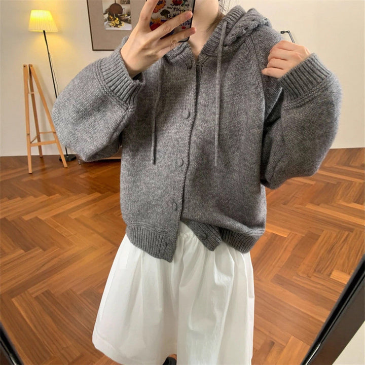 Kvinnens koselige oversized cardigan med hette og knappe detaljer Skjora