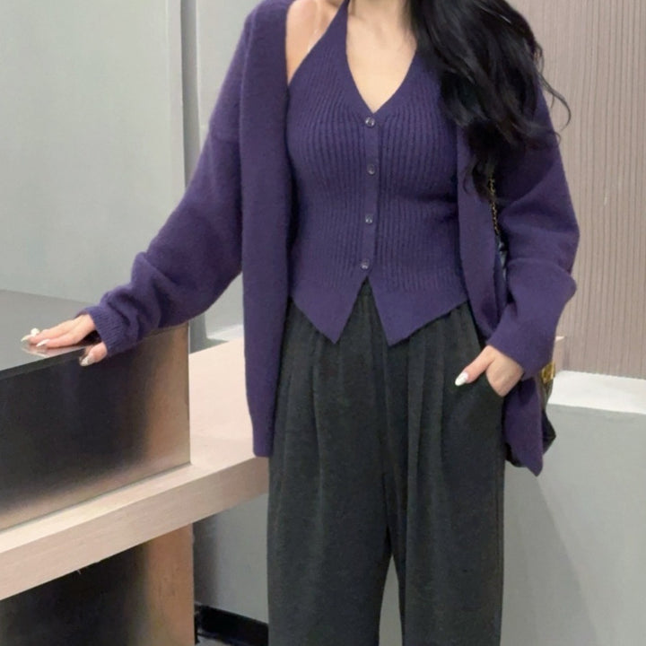 Kvinnens fashionable cardigan med dyp V-hals og elegante knappedetaljer Skjora