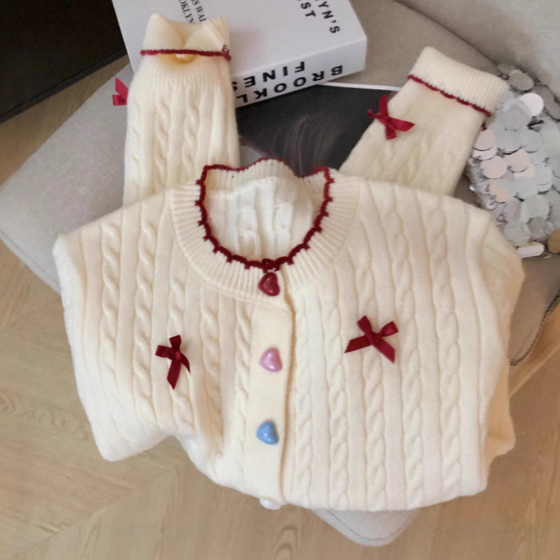 Kvinnens chunky strikket cardigan med lekne knappdetaljer og sløyfer