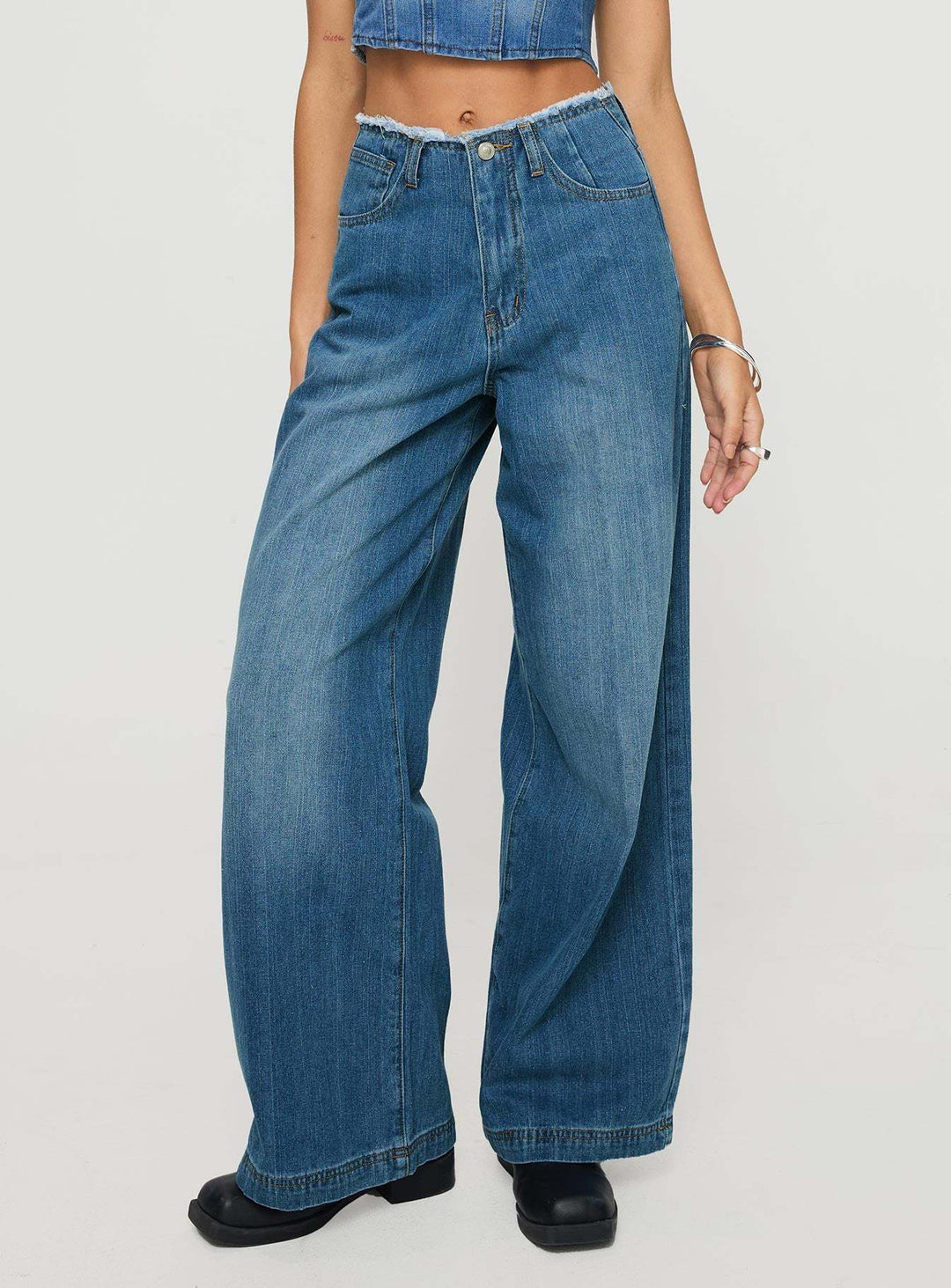 Damer vide denimjeans med høy midje og franse nederkant Skjora