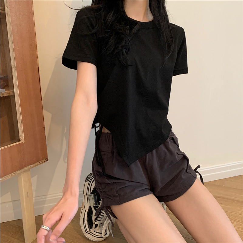 Kvinne crop top med asymmetrisk hem og løs passform