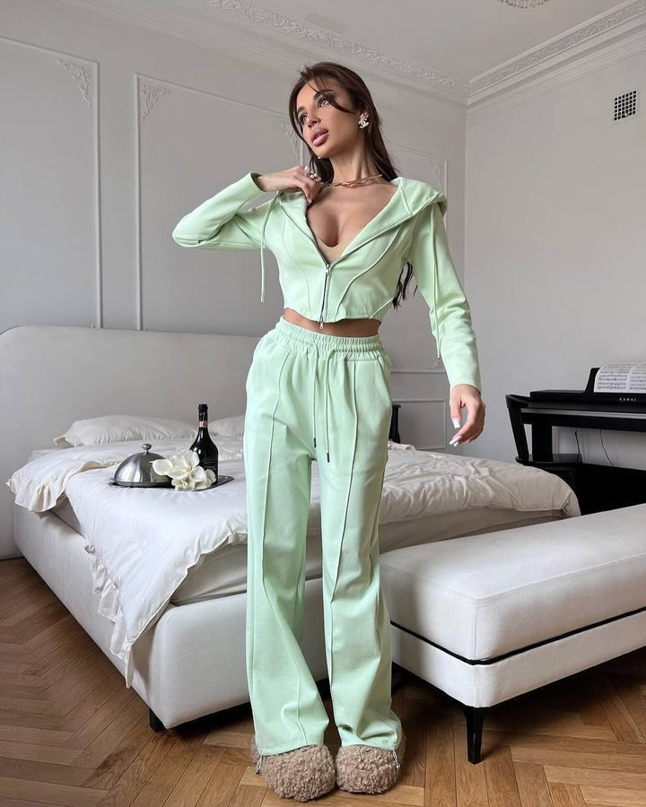 Kvinne sporty cropped hettegenser sett med vide ben og praktisk snøring Skjora