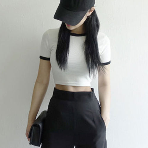Kvinne Cropped T-Shirt med kontrasterende ermekanter og ledig passform