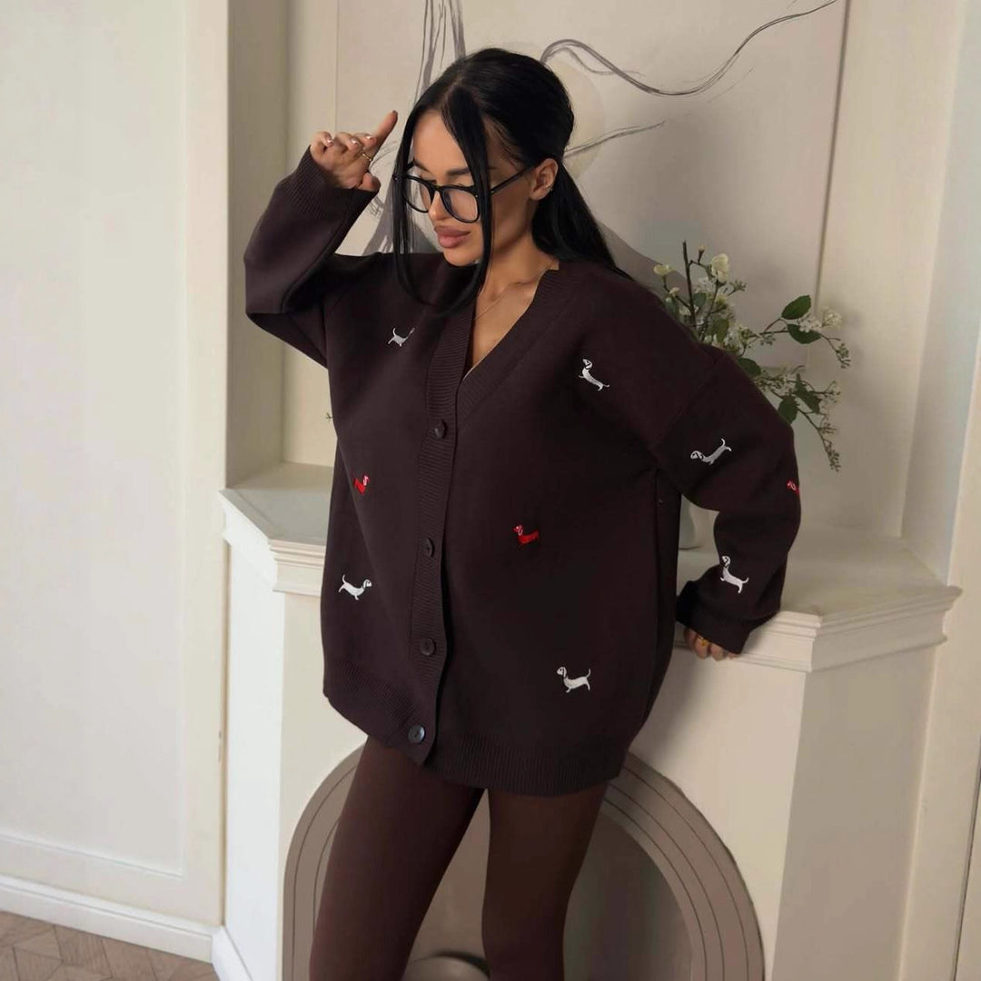 Kvinnens chunky strikkegenser med elegant knappestolpe og lekne broderidetaljer Skjora