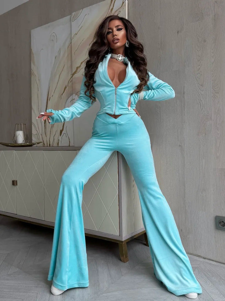Kvinnelig elegant og formtilpasset lounge-sett med cropped jakke og bred bukseben Skjora