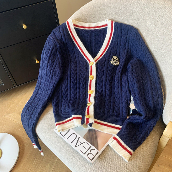 Dame chunky strikkegenser med dekorative knapper og sporty stripemønster Skjora