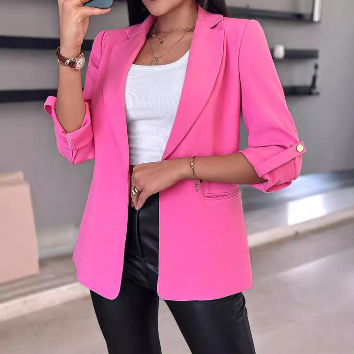 Kvinnelig elegant blazer med høyhalset snitt og fashionable knappdetaljer Skjora