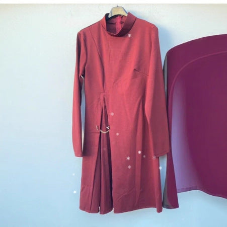 Kvinne elegant kjole med drapering og midjebelte Skjora