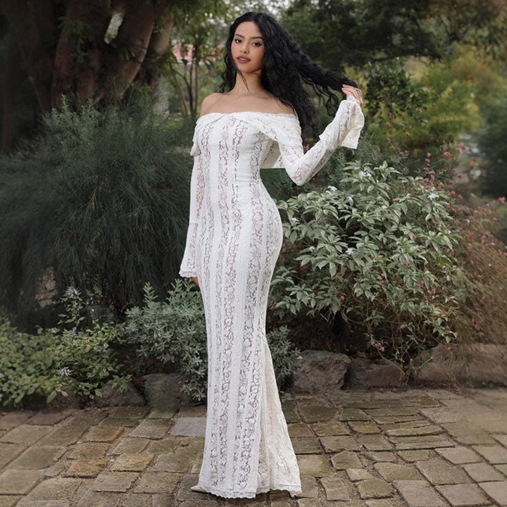 Dame Elegant spisskjole i figurnær passform med off-shoulder design Skjora