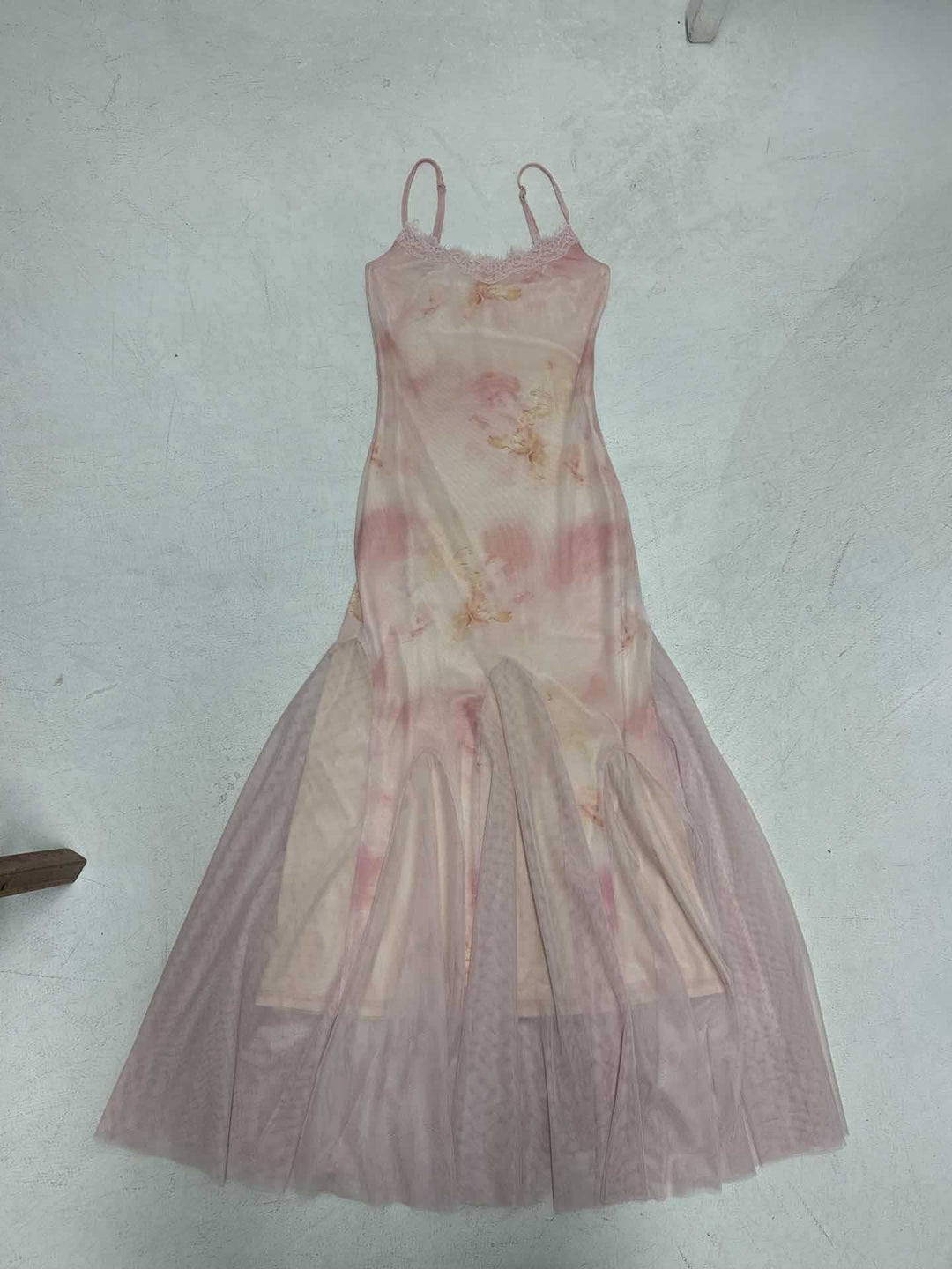 Dame elegant maxikjole i transparent spandex og blomsterdesign Skjora