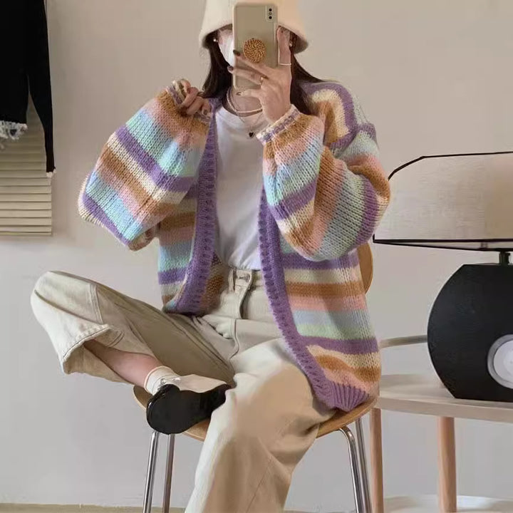 Kvinnenes chunky strikket cardigan med en avslappet passform og fargerikt stripet mønster Skjora