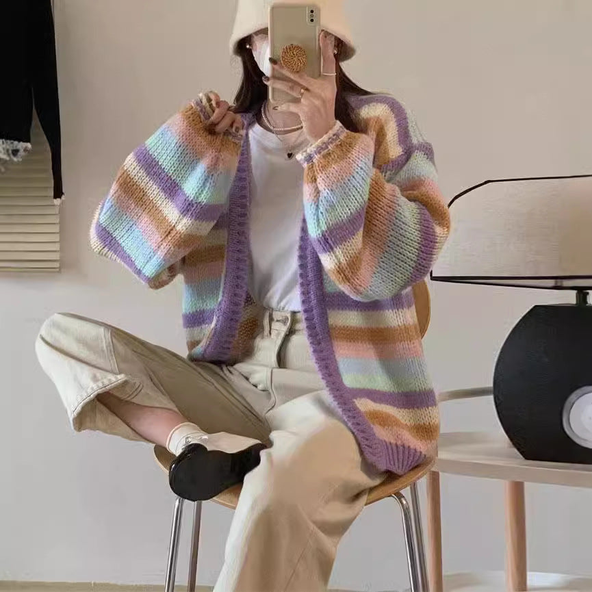Kvinnens hverdagslige strikket cardigan med fargerik stripe mønster og vide ermer Skjora