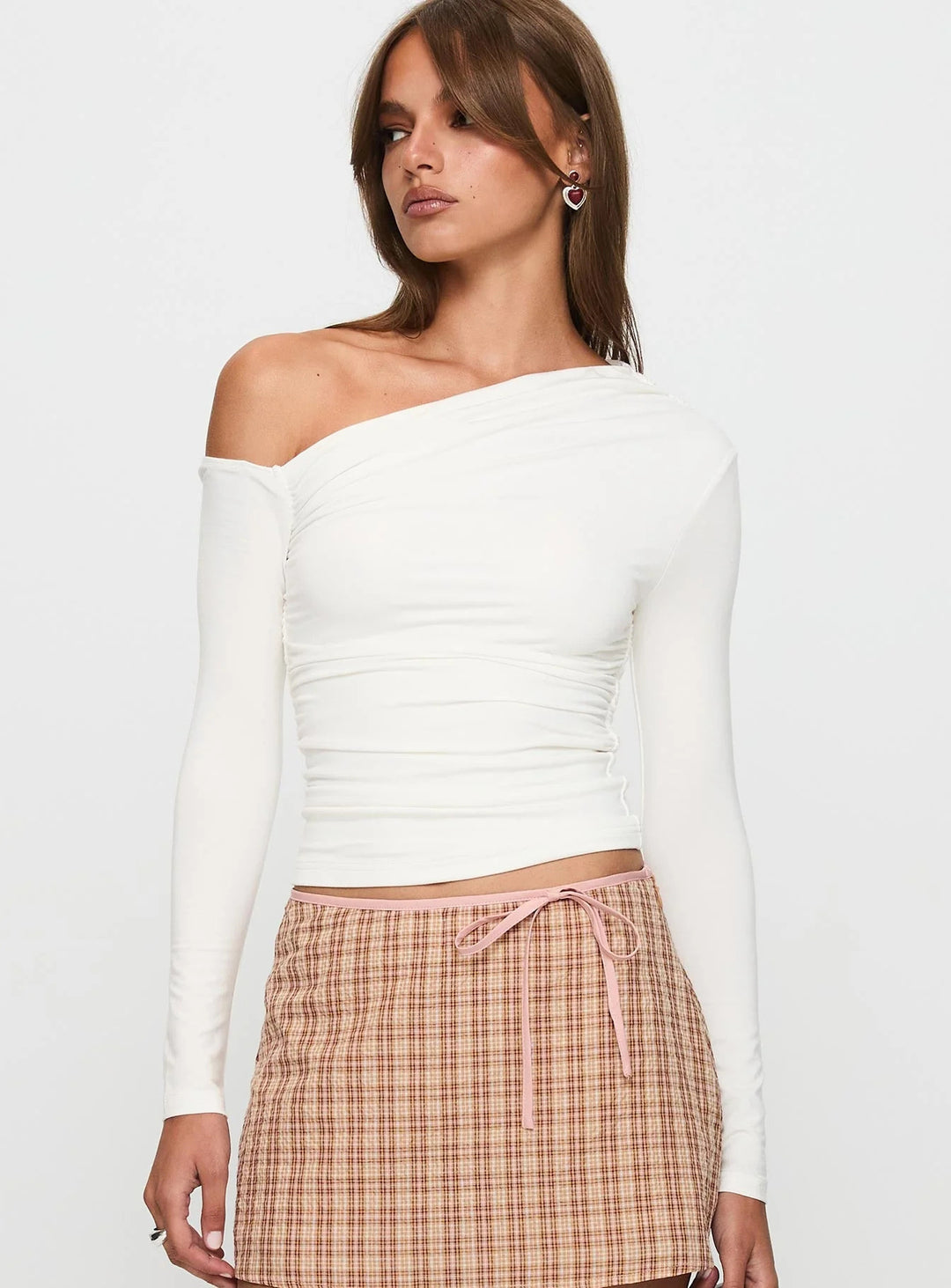 Dame Off-Shoulder Rynkeskjorte med lange ermer og elegant design Skjora
