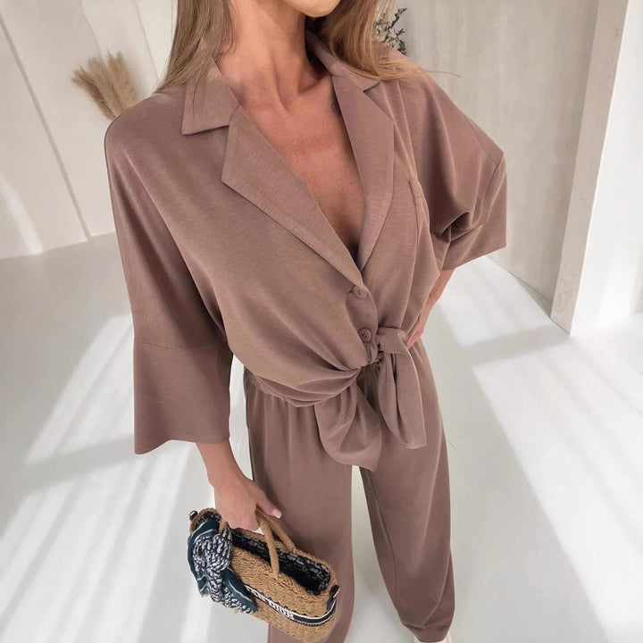 Kvinnelig elegant omslags jumpsuit med knappedetaljer Skjora
