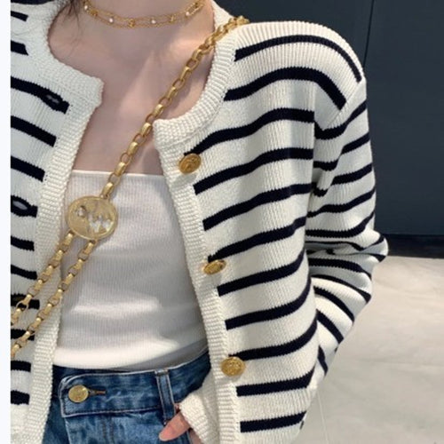 Kvinnelig cardigan med elegante knapper og stripemønster Skjora
