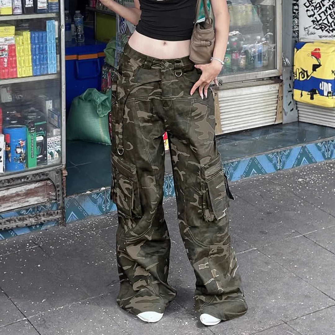 Dame Cargo-bukse i avslappet camo-stil med romslige lommer Skjora