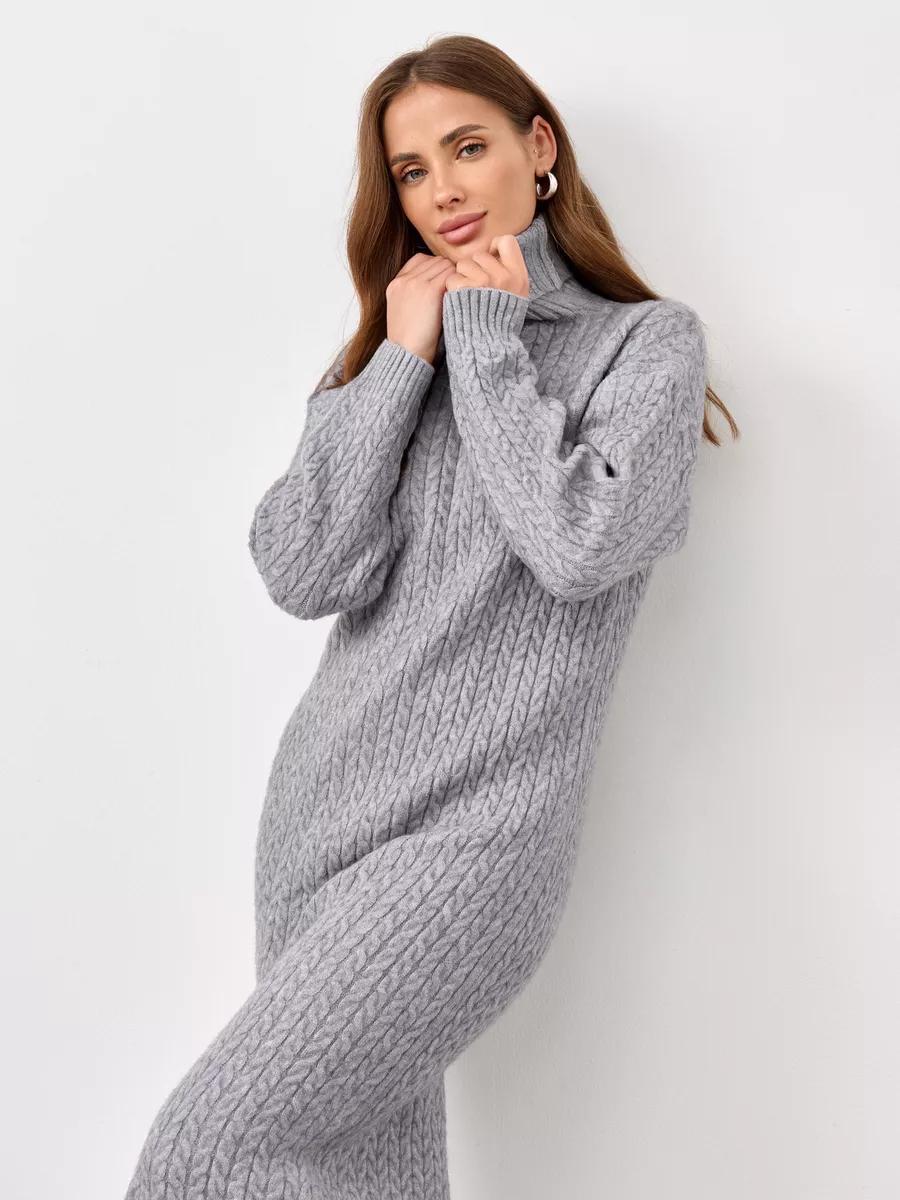 Kvinnens chunky strikket turtleneck-genser med moderne kabelmønster og avslappet passform Skjora