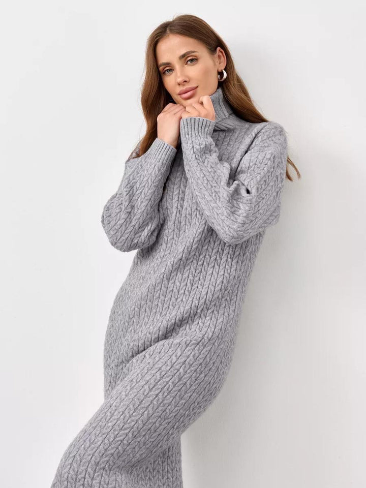Kvinnens chunky strikket turtleneck-genser med moderne kabelmønster og avslappet passform Skjora