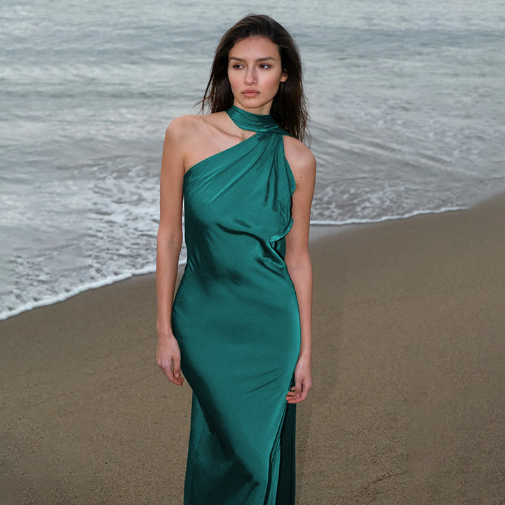 Dames elegant maxi kjole med asymmetrisk halter design og silkeaktig top material