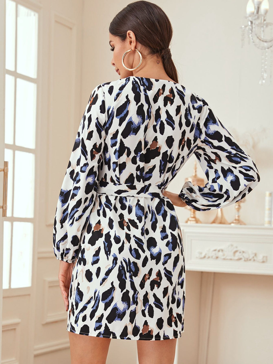 Dame blusekjole med dyreprint og tilpasset belte Skjora