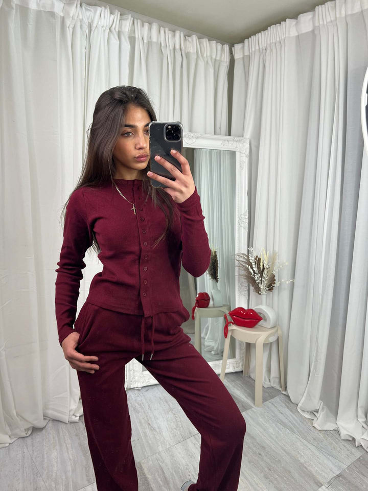 Kvinnens koselige strikkedress med knappdetaljer og elegant design Skjora