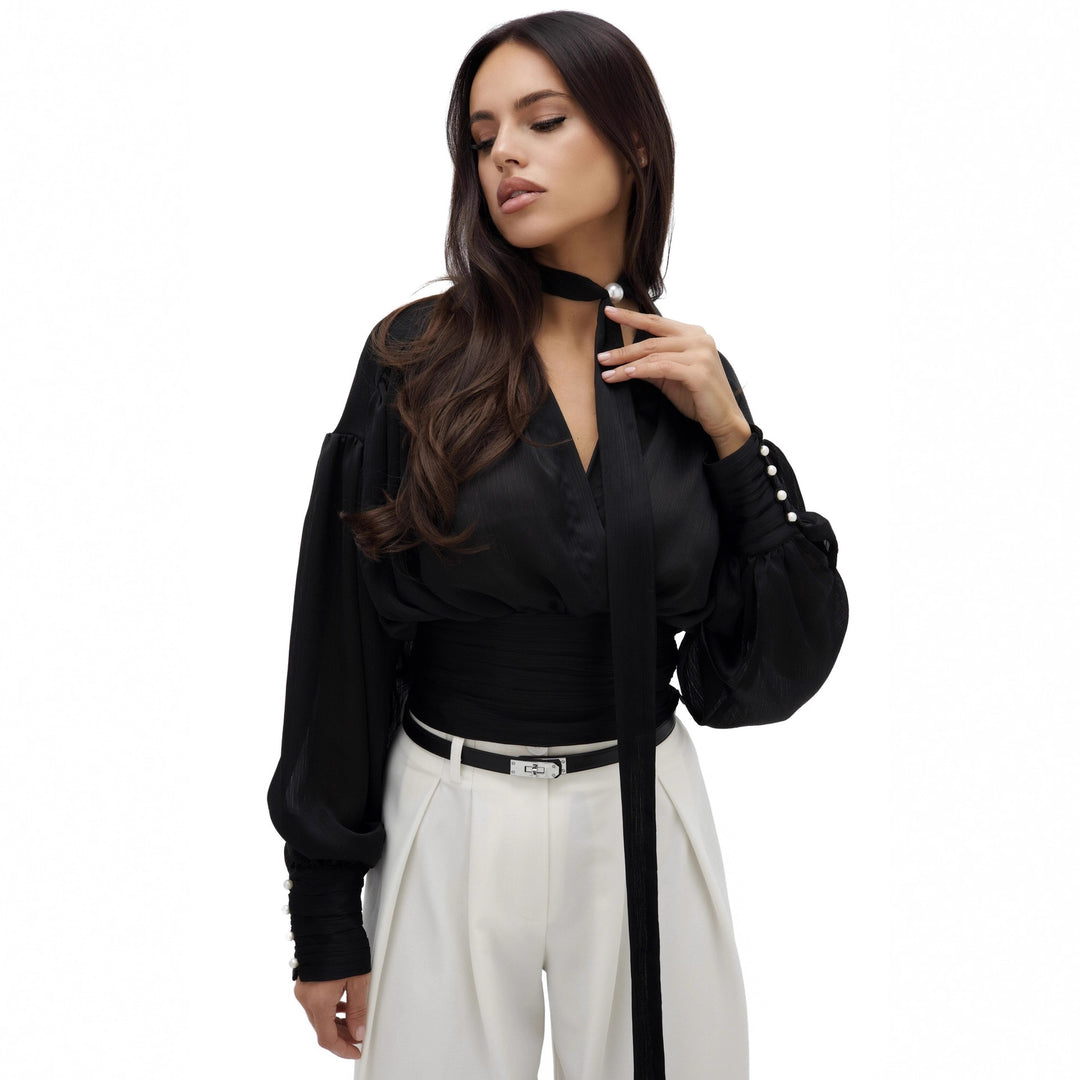 Kvinnebluse med voluminøse ermer og elegante perleknapper Skjora