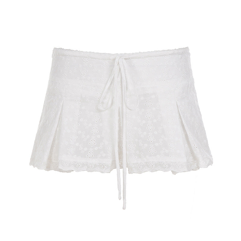 Damer lekne shorts med justerbart bånd og delikate spissdetaljer Skjora