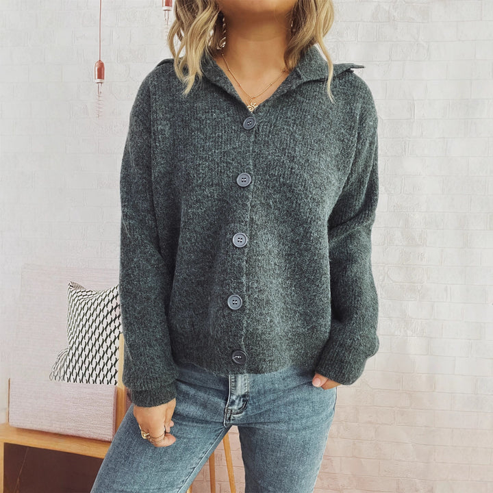 Kvinnens koselige cardigan med krage og knappåpning Skjora