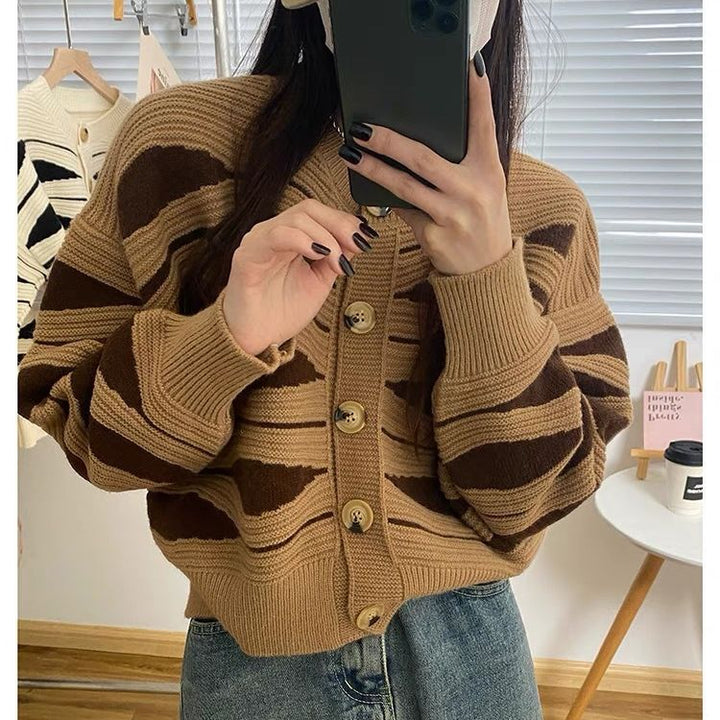 Dame cardigan med intrikat bølgemønster og store treskallknapper Skjora