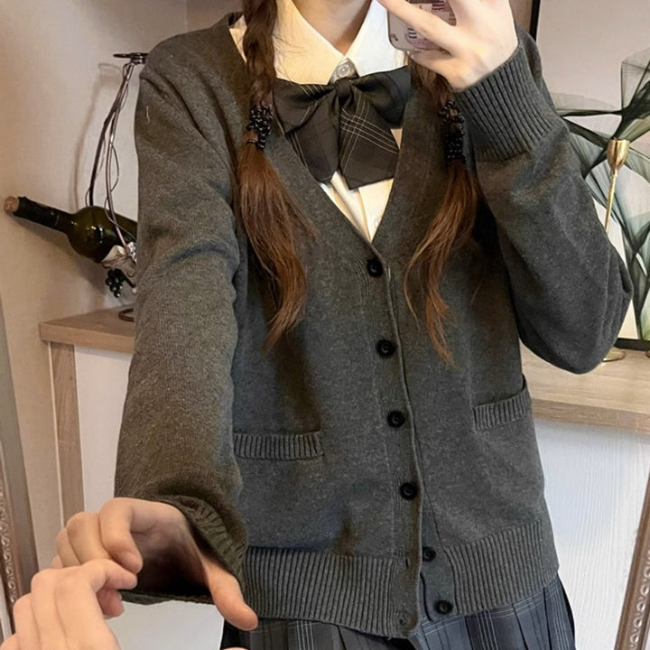 Kvinnens lekne cardigan med stor krage og sløyfedetalj Skjora
