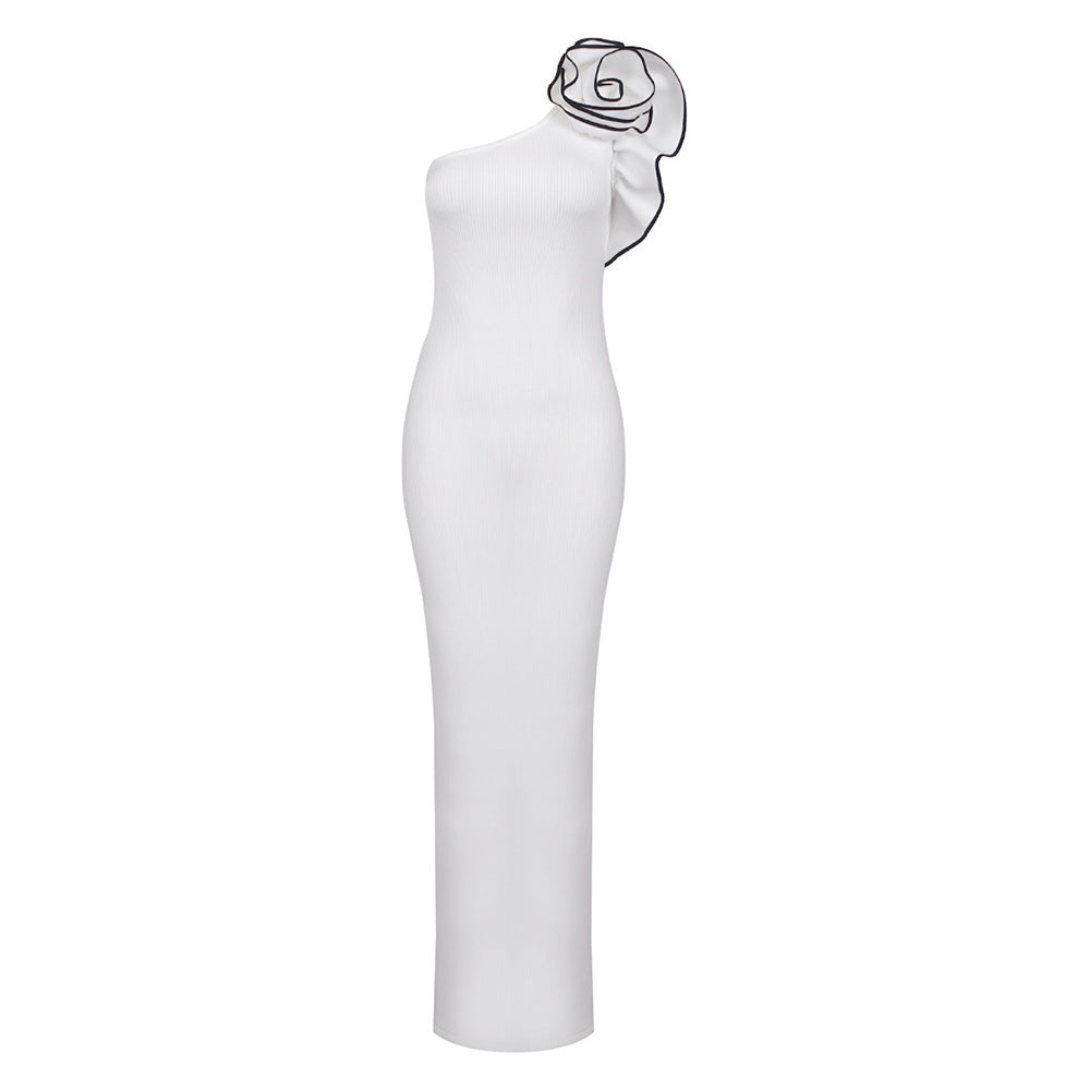 Damer Elegant Maxikjole med asymmetrisk design og lekne volangdetaljer Skjora