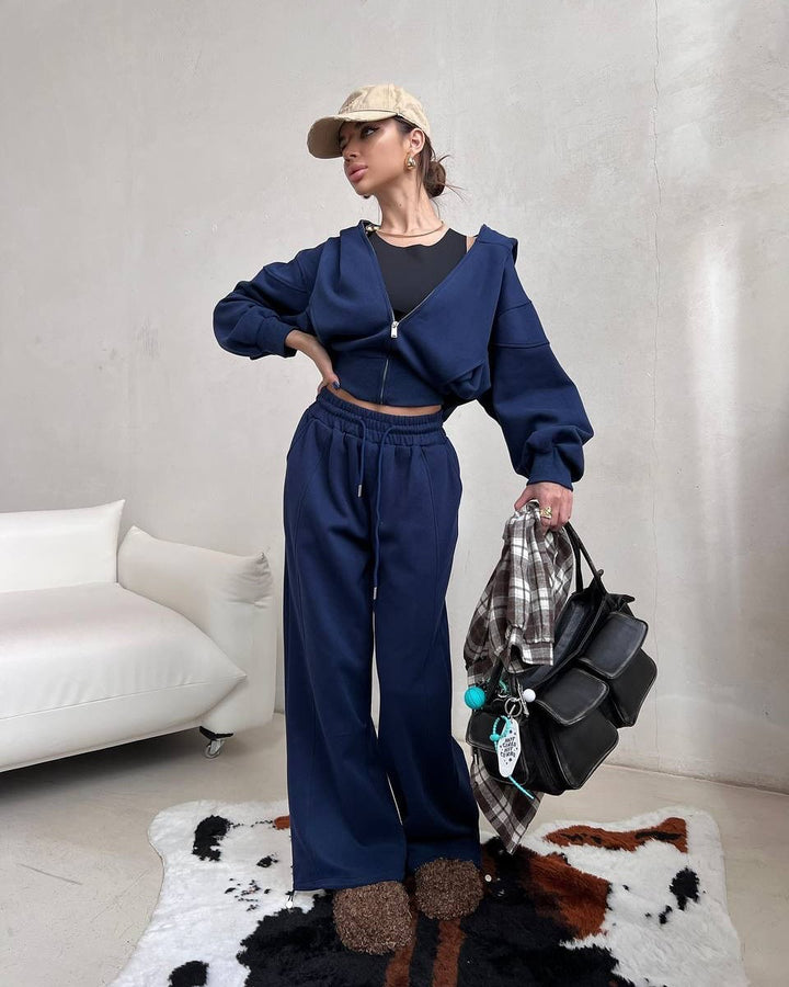 Kvinnelig komfortabel og elegant loungewear-sett med hettegenser og vide bukser Skjora