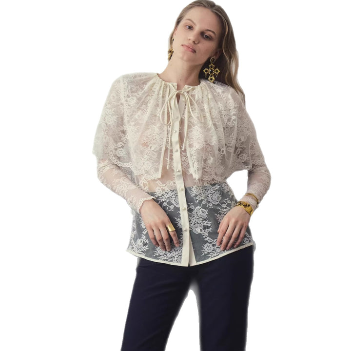 Dame spissbluse med elegant sløyfepynt og transparente innsatser Skjora