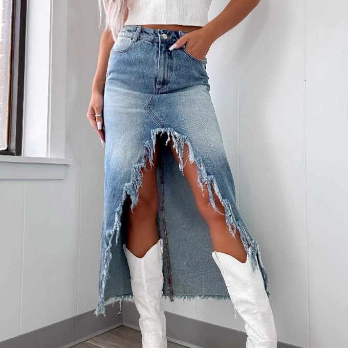Kvinneskjørt i midt-lengde denim med delvis frynset kant og høy splitt Skjora
