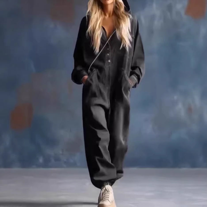 Kvinnes avslappet denim jumpsuit med hette og praktiske lommer Skjora