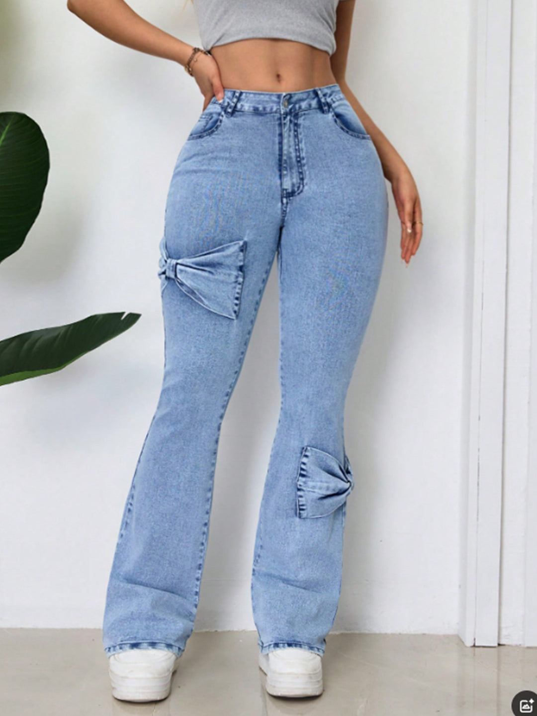 Dame utslåtte jeans med dekorative sløyfer Skjora