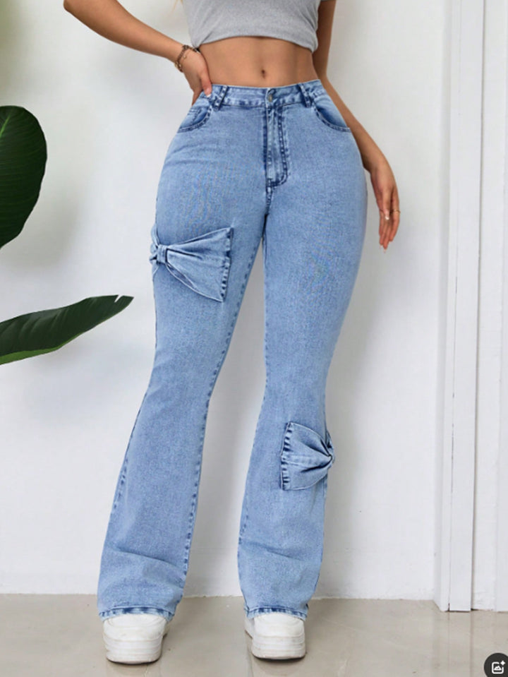Dame utslåtte jeans med dekorative sløyfer Skjora